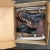 Doos met ijshockeyschaatsen 1950-60 merk J.C.Higgins schaatsenverkoper Sears (USA)