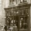 Foto 1912-1914 IJzerwarenhandel Molenstraat 17 schaatsenverkoper J.C.van der Does, Gorinchem