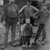 Foto ca. 1900 schaatsenmaker P.C. van Lit, Bergambacht (geheel links)
