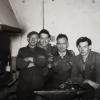 Foto ca.1954/1955 personeel bij aambeeld NV De Friesche Schaatsenfabriek, Heerenveen