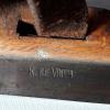 Merkteken schaatsenmaker K. de Vries, Weidum