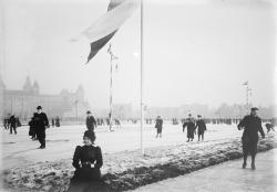 Schaatsende mensen op het ijs IJsclubterrein Amsterdamsche IJsclub, 1896-1897